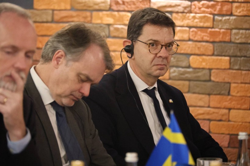 Представники іноземних делегацій слухають доповідь Вадима Філашкіна