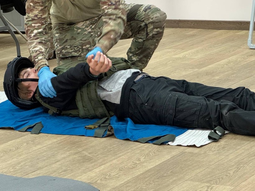 Молодь опануває навички з накладання турнікету