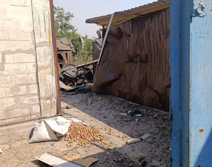 Пошкоджені господарські споруди посеред двору та мішок, з якого висипались горіхи
