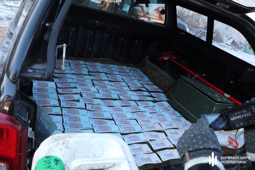 Грошові банкноти, лежать у багажнику автомобіля.