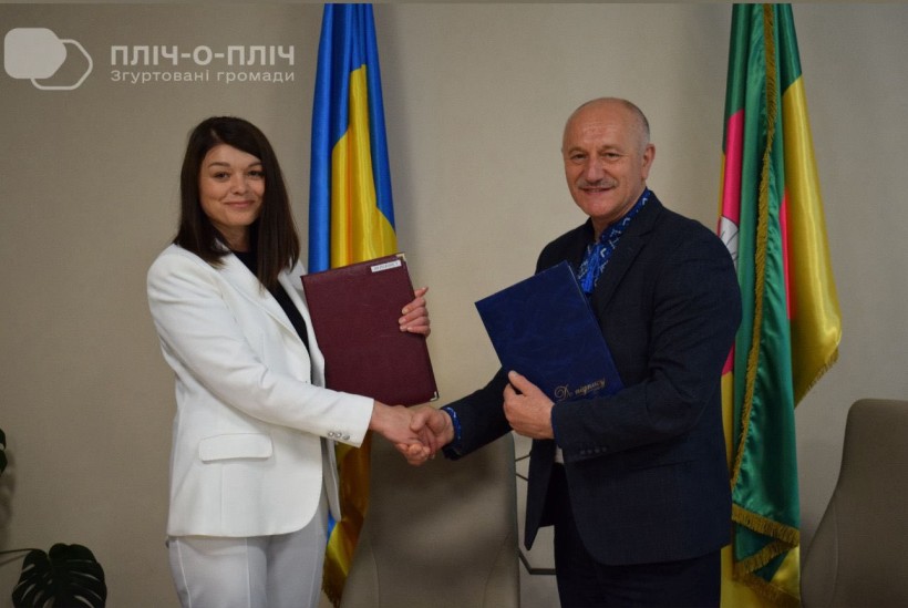 Начальниця Старомлинівської сільської військової адміністрації Альона Лєфтєрова та Софіївський селищний голова Петро Сегедій.