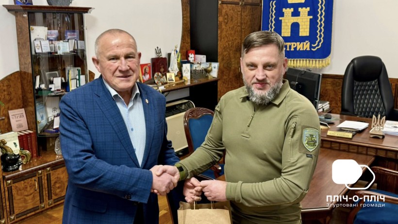 Начальник Авдіївської МВА Віталій Барабаш та  голова Стрийської міської ради Олег Канівець тиснуть один одному руки