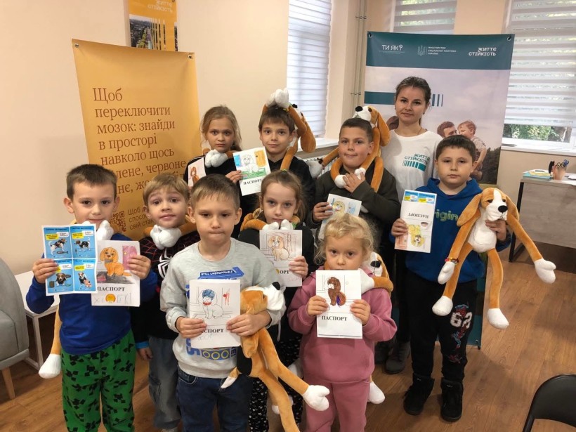 Для дітей з Донеччини провели захід «Знайомство з терапевтичною іграшкою Хібукі», завдяки якому іграшка стала другом та "обіймою", допомагаючи відчути себе захищеними.