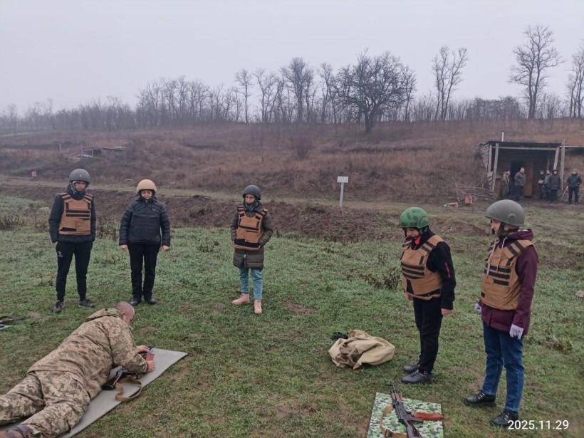 лухачі другої групи підготовки уважно слухають інструктаж інструкторів перед початком практичних вправ на полігоні. Учасники зосереджено готуються до відпрацювання тактичних навичок у польових умовах.