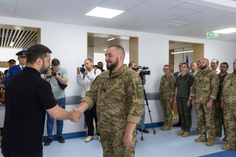 Президент України вітає і тисне руку військовому медику.