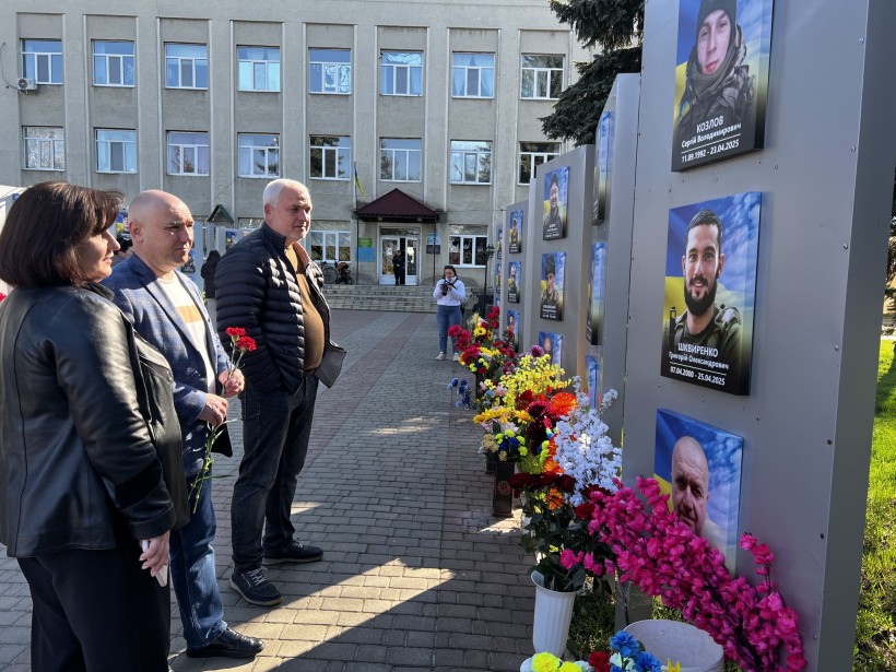 Делегація вшановує пам'ять загиблих захисників.