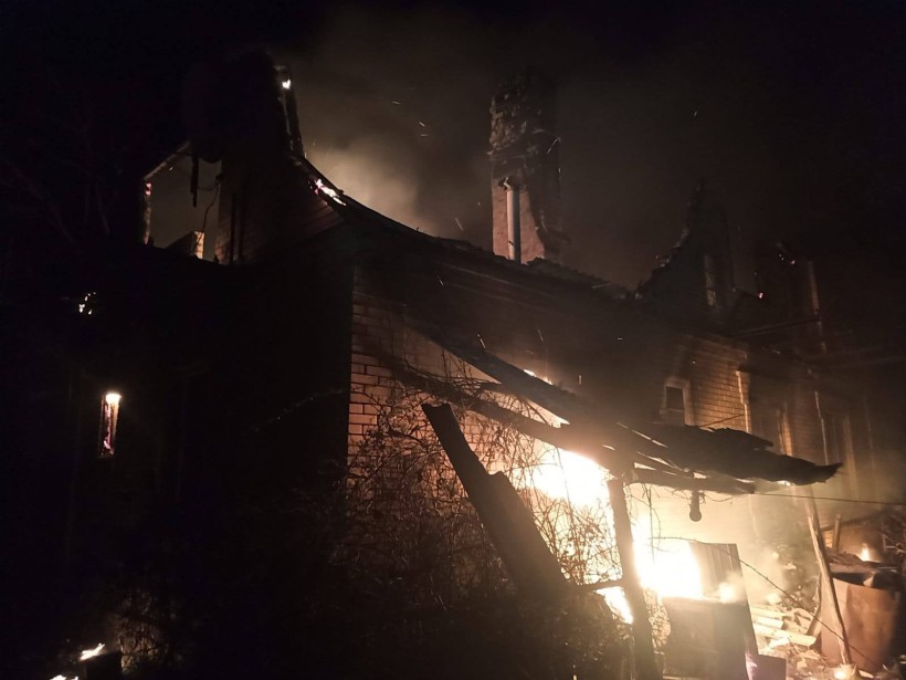 Пожежа в будинку після ворожого обстрілу