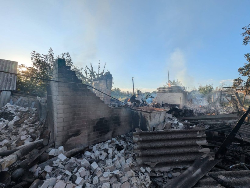 Зруйнований та обгорілий цегельний будинок