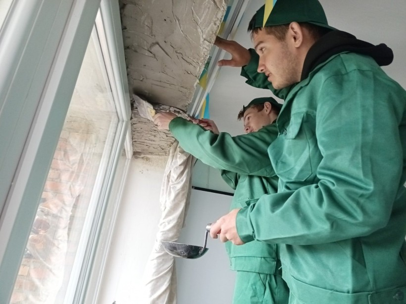 Майбутні штукатури під час ремонту навчальних приміщень у межах виробничого навчання