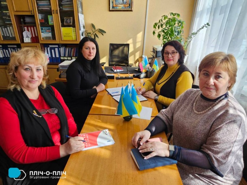 Представники Кременчуцької та Бахмутської громад підписують договір про співпрацю між двома школами