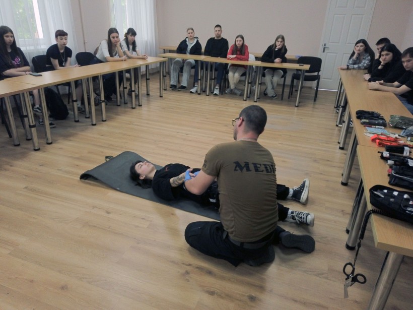 Студенти та викладачі Маріупольских коледжів під час практичних майстер-класів з надання першої домедичної допомоги