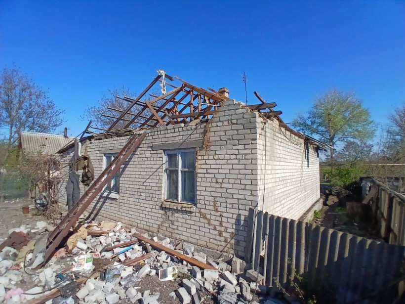 Зруйнований будинок після ворожого обстрілу