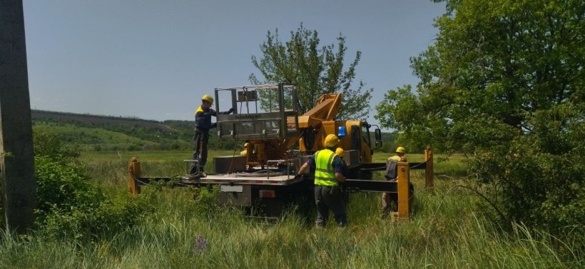 Ремонтна бригада ДТЕК допомагає ліквідовувати порив на електроопорах.