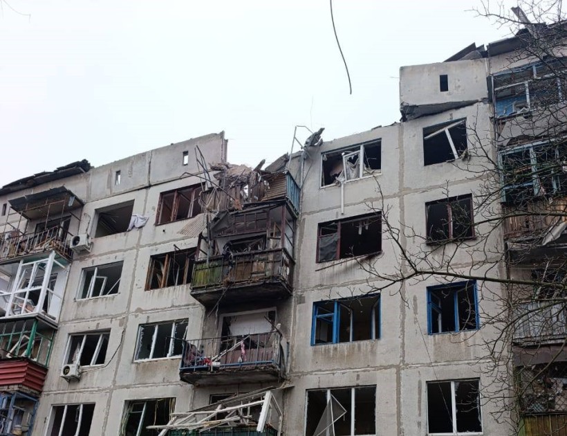 Пошкоджені будинки після ворожого обстрілу