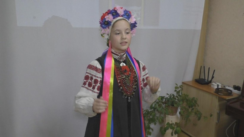 Валентина Корольова виступає перед глядачами у національному костюмі