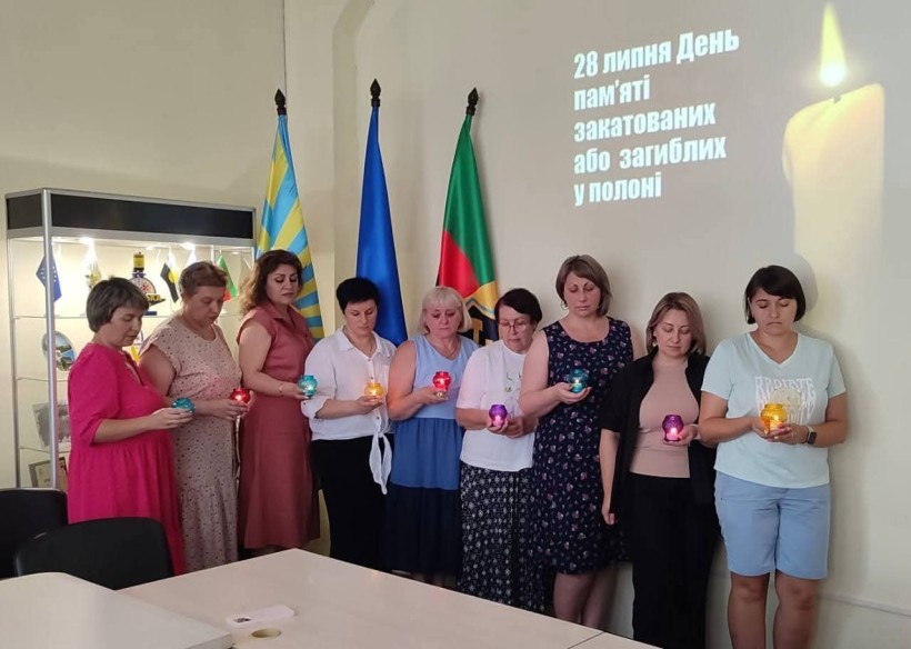 Мешканці Донеччини взяли участь у заході-реквіємі, темою якого стало вшанування пам’яті захисників «Азовсталі», які загинули під час удару по колонії в Оленівці в липні 2022 року, який відбувся на базі Культурного простору Торецької громади в місті Дніпро.