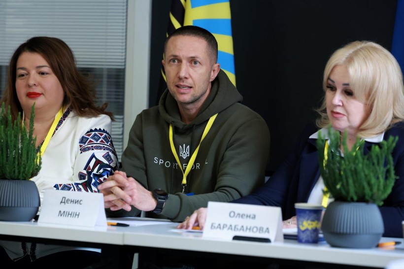 Учасники Всеукраїнської науково-практичної конференції з національно-патріотичного виховання під час пленарного засідання