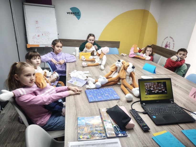 Діти з м`якими іграшками-песиками Хібукі, які є головними героями ізраїльської методики емоційної підтримки, на зустрічі в центрі «Я повернусь у Бахмут».