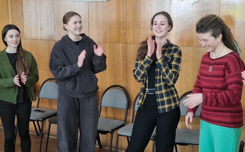 Актори у різноманітних позиціях практикують нові театральні навички