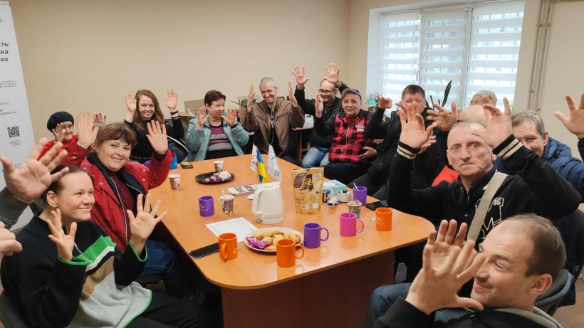 Наталя Адамова та фахівці Служби зайнятості спілкуються з людьми, які мають вади слуху