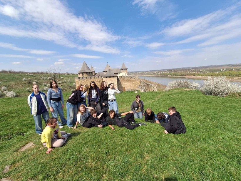 Діти з центру "Смарагдове місто" під час екскурсії до Хотинської фортеці