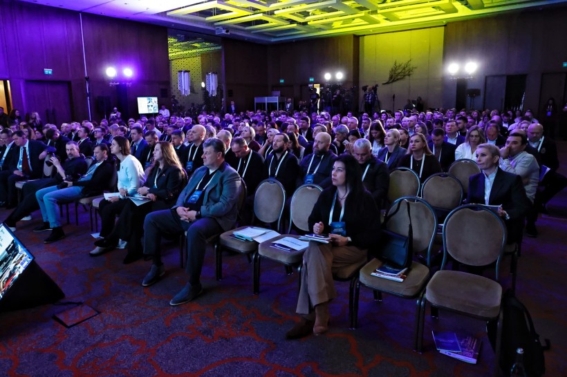 Учасники Форуму сидять у залі