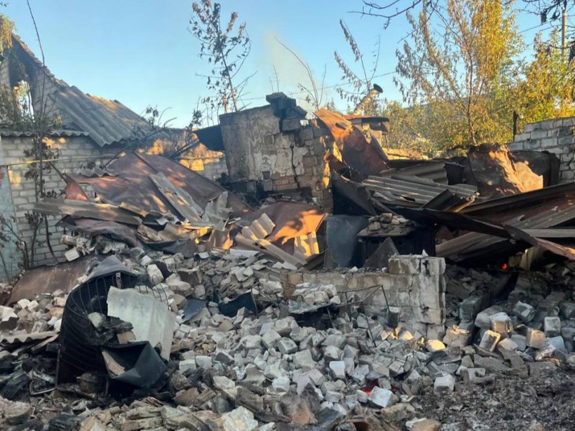 Зруйнований ворожим авіаударом будинок