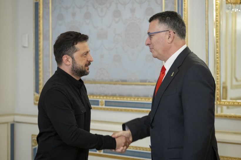 Володимир Зеленський під час зустрічі з міністром закордонних справ Ізраїлю Гідеоном Сааром.