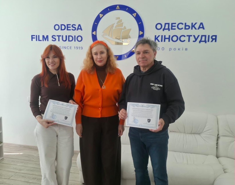 Керівники Маріупольського драмтеатру та Одеської кіностудії тримають підписані меморандуми