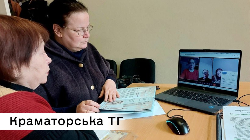 Спеціалісти Краматорської громади за столом опрацьовують ескіз майбутньої вишиванки