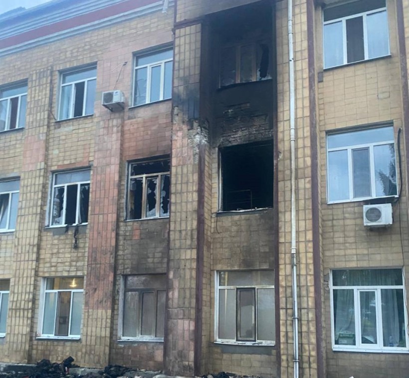 Пожежа у будинку після ворожого обстрілу