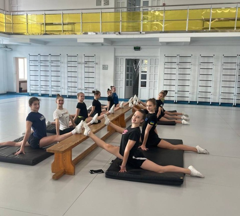 Спортсменки з Донеччини відпрацьовують нові змагальні композиції, вдосконалюють технічну підготовку