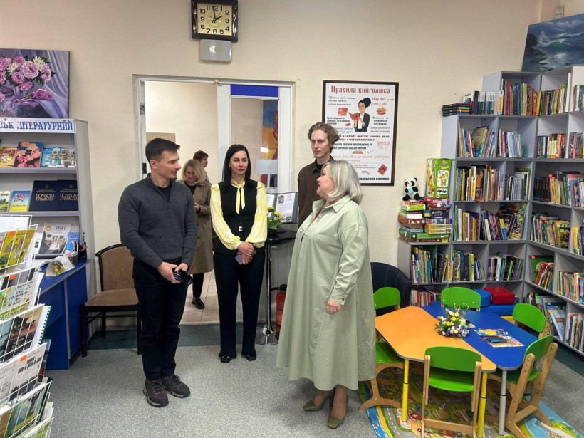 Іван Вербицький у релокованій бібліотеці Курахівської громади