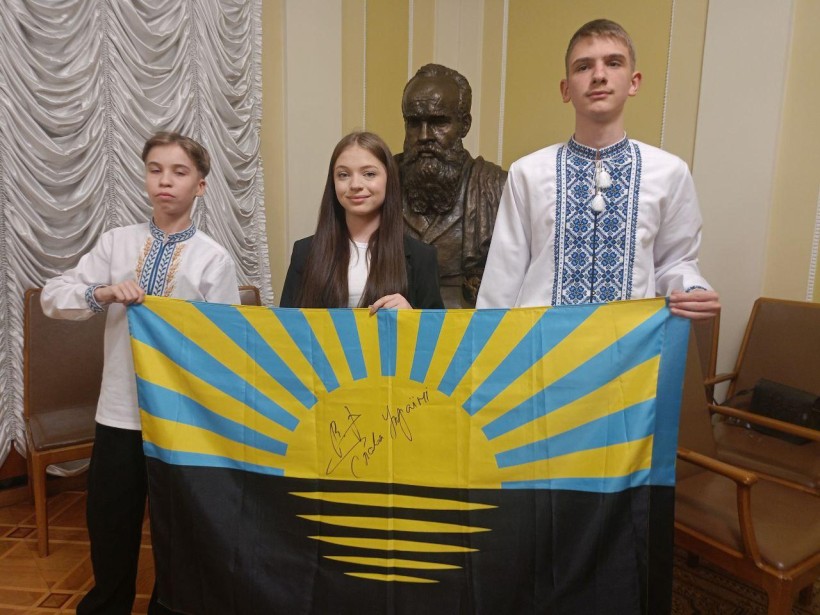 Учні Донеччини із прапором області під час церемонії нагородження відзнакою "Майбутнє України"