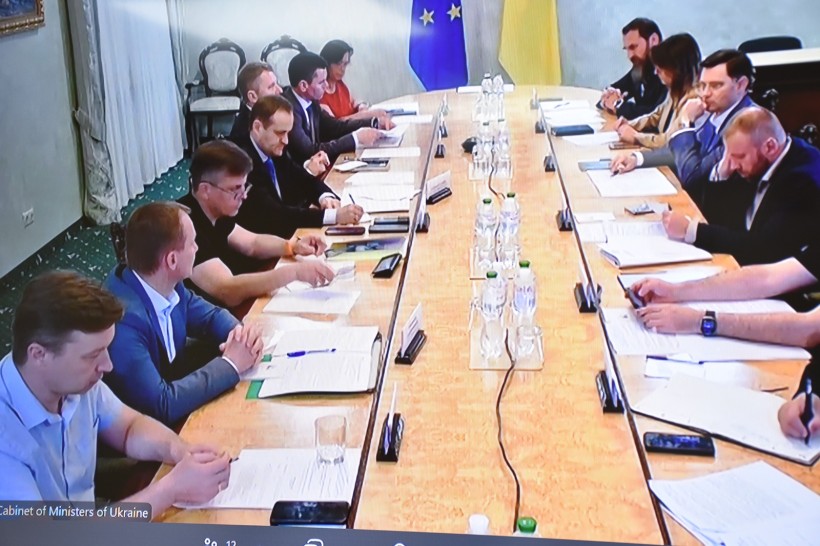 Представники влади за круглим столом вирішують та обговорюють питання.