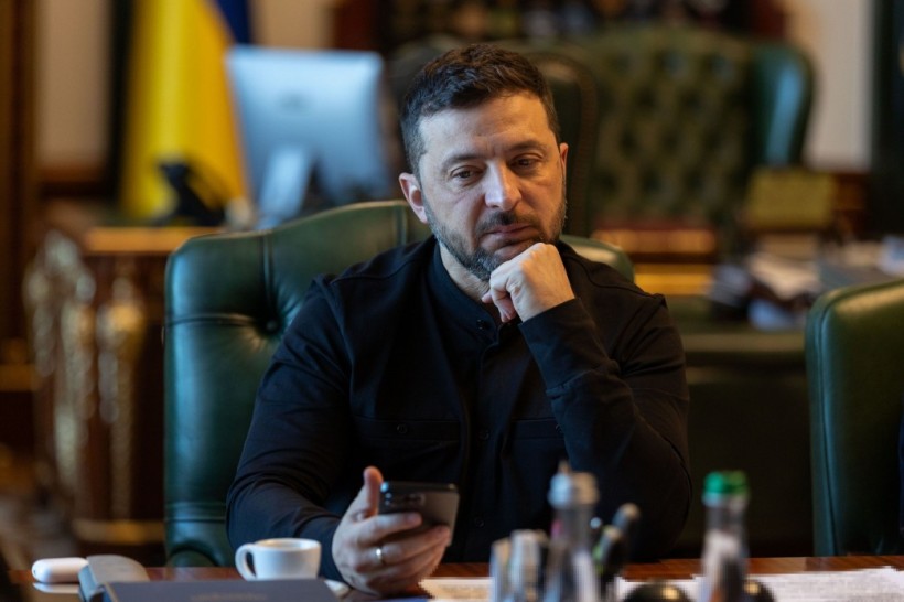 Володимир Зеленський та Емманюель Макрон ведуть телефонну розмову