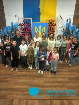 Група дітей з-поміж переселенців пришли на театральну виставу в Хусті