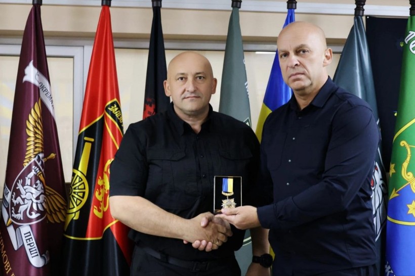 Вадим Філашкін вручає нагороду начальнику ГУНП у Донецькій області, полковнику Миколі Матвієнку