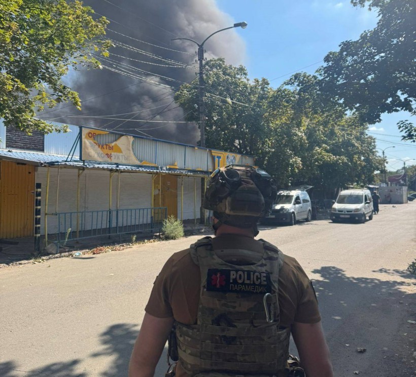 Правоохоронець стоїть біля зруйнованого окупантами магазину