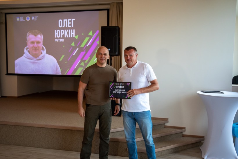 Вадим Філашкін нагороджує тренера з футзалу Олега Юркіна.