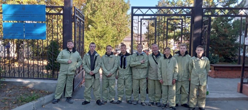 Учні Краматорського центру професійно-технічної освіти у спецформах біля воріт Дніпровського Центру професійно-технічної освіти.