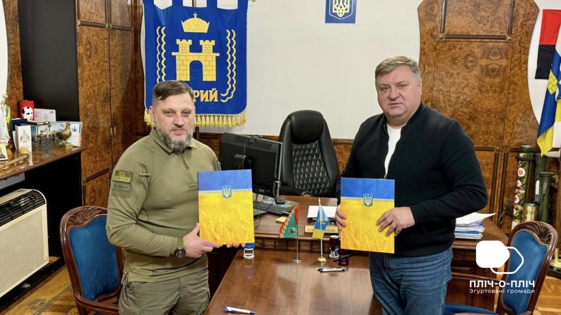 Начальник Авдіївської МВА Віталій Барабаш та  голова Стрийської міської ради Олег Канівець тримають підписаний меморандум