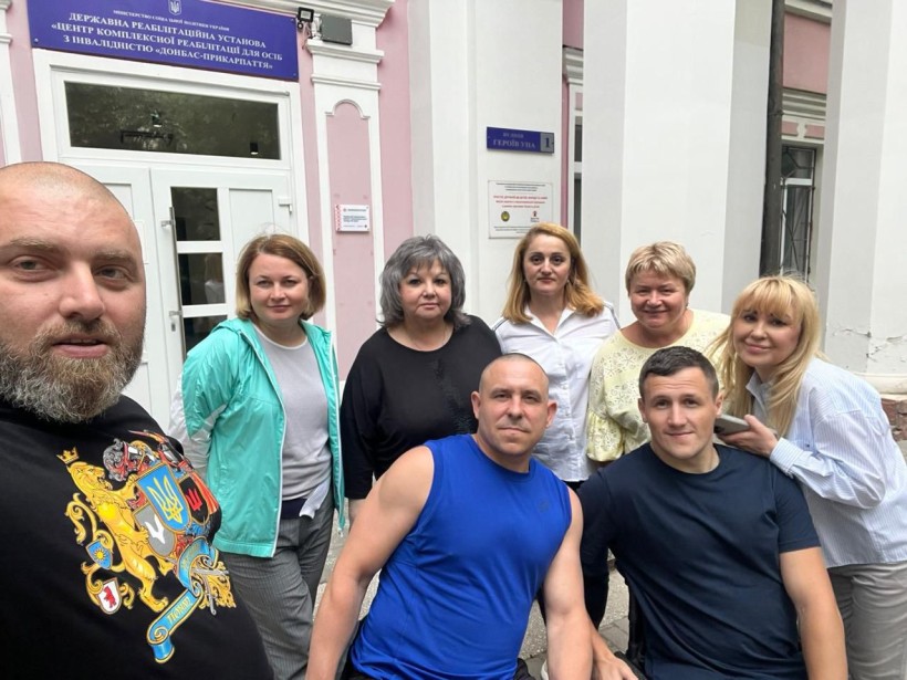 Артур Насібян з пацієнтами, які проходять реабілітацію