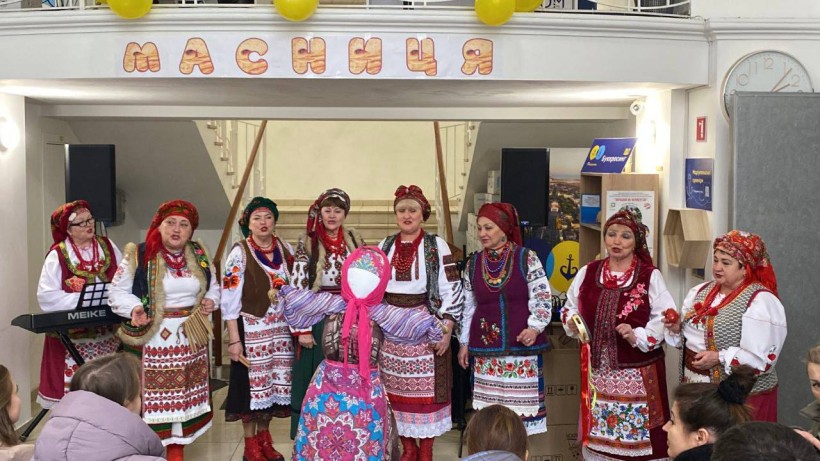 Ансамбль «Мрія» вітає відвідувачів центру підтримки «ЯМаріуполь» у м. Одеса з масницею.
