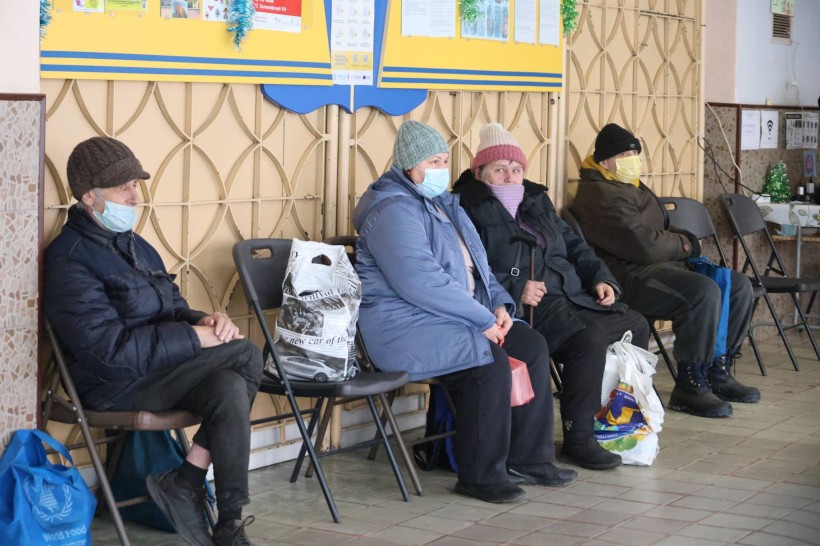 Люди сидять у пункті незламності