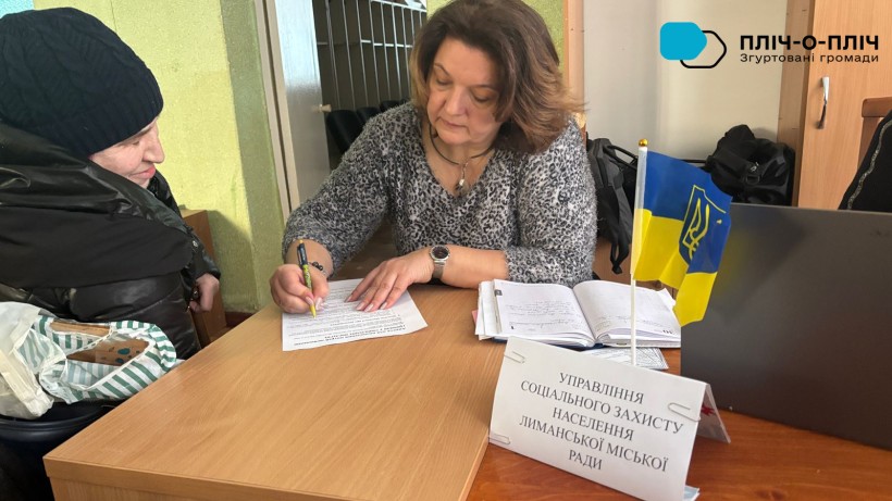 Фахівець структурного підрозділу записує питання від мешканців громади.