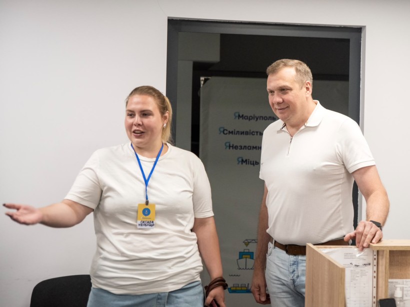 Заступник  голови Донецької ОДА Олександр Шевченко спілкується з працівницями центру «ЯМаріуполь»