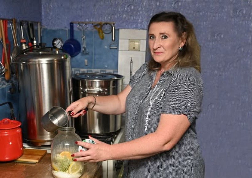 Олена займається консервацією, яку потім реалізує через місцевий магазинчик крафтової продукції