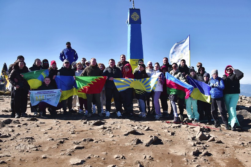 Учасники експедиції з Донецької області на вершині Говерли з прапорами України, Донецької області та своїх територіальних громад.