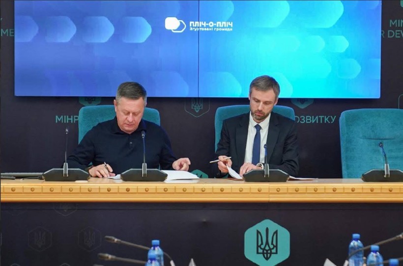 Начальник Краматорської міської військової адміністрації Олександр Гончаренко підписує меморандум про співпрацю з Бердичівською міською радою Житомирської області.